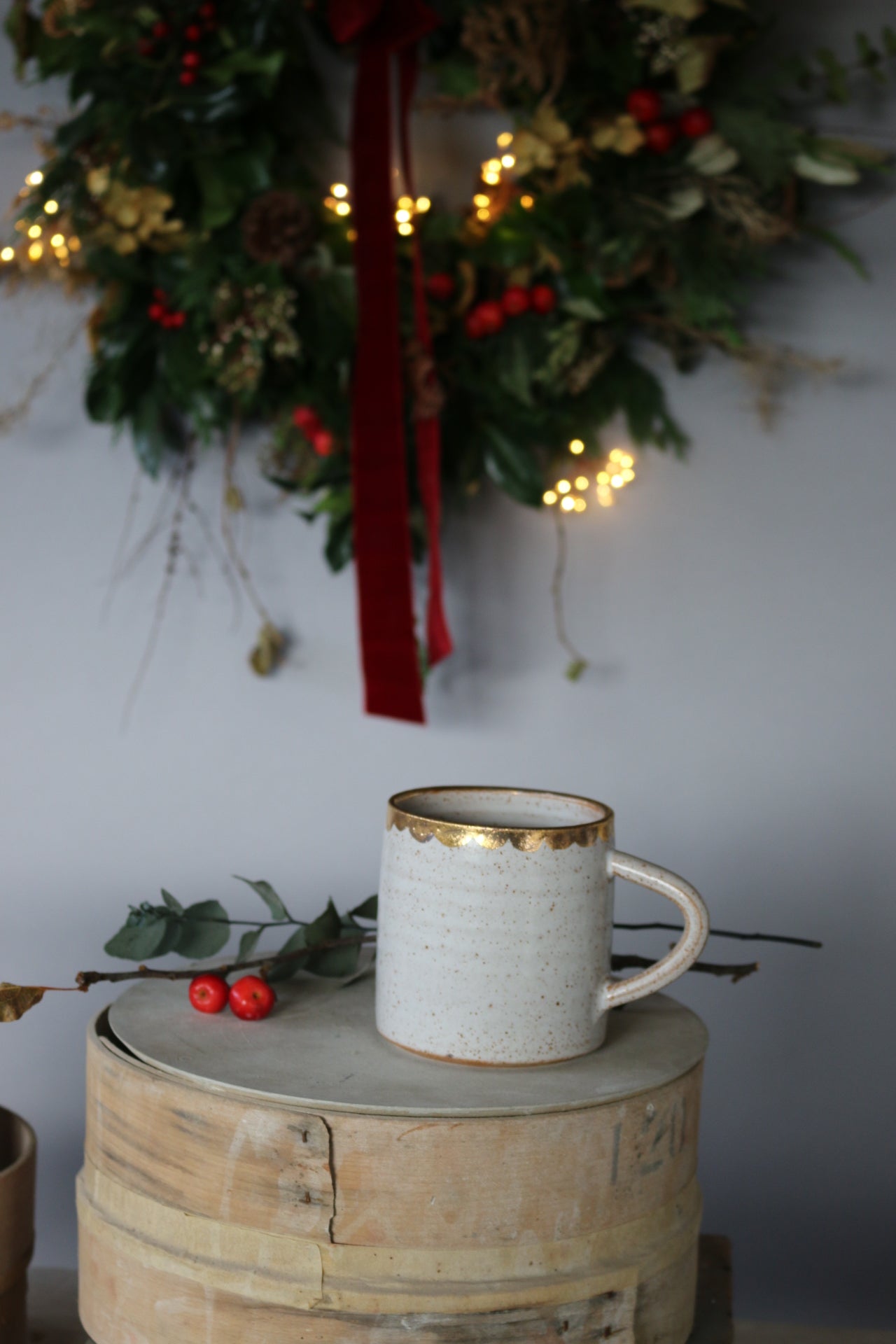 Laura Lane stoneware gold scallop mug 